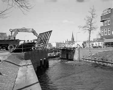 83461 Afbeelding van de sloop van de Weerdbrug over de Stadsbuitengracht te Utrecht.